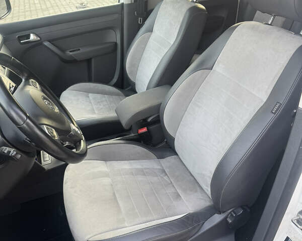 Белый Фольксваген Кадди, объемом двигателя 1.6 л и пробегом 227 тыс. км за 12800 $, фото 20 на Automoto.ua