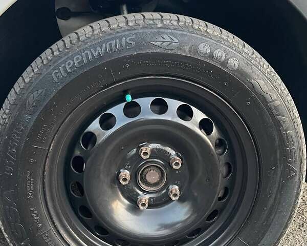 Белый Фольксваген Кадди, объемом двигателя 1.2 л и пробегом 200 тыс. км за 8000 $, фото 25 на Automoto.ua