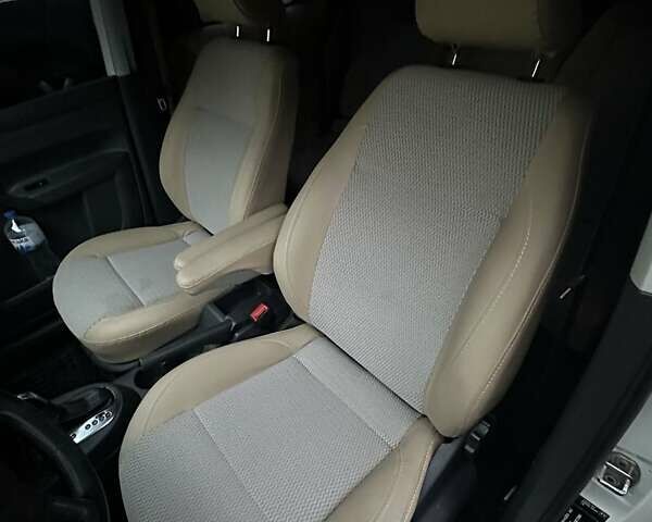 Белый Фольксваген Кадди, объемом двигателя 2 л и пробегом 400 тыс. км за 8800 $, фото 7 на Automoto.ua