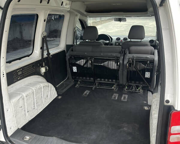 Белый Фольксваген Кадди, объемом двигателя 1.6 л и пробегом 328 тыс. км за 9950 $, фото 36 на Automoto.ua