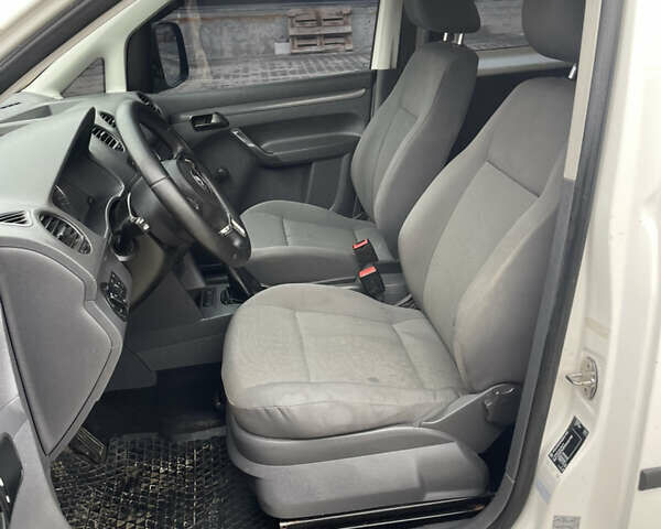 Белый Фольксваген Кадди, объемом двигателя 1.6 л и пробегом 328 тыс. км за 9950 $, фото 48 на Automoto.ua