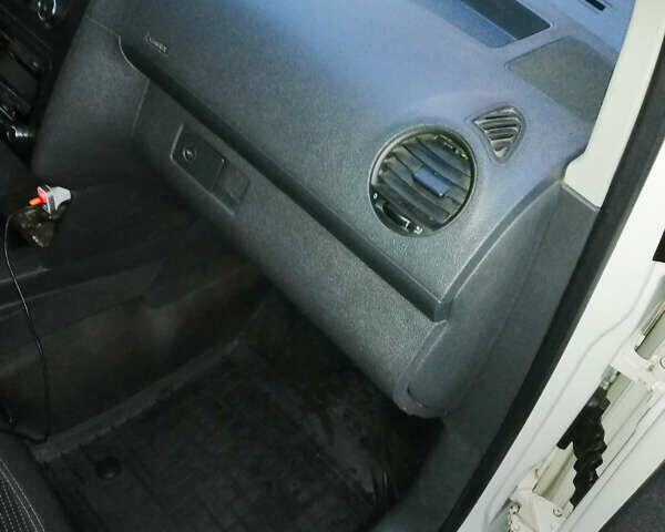 Білий Фольксваген Кадді, об'ємом двигуна 1.6 л та пробігом 323 тис. км за 8300 $, фото 17 на Automoto.ua