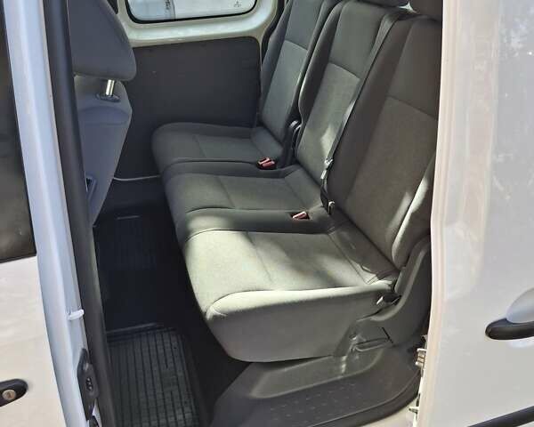 Белый Фольксваген Кадди, объемом двигателя 1.6 л и пробегом 228 тыс. км за 11950 $, фото 7 на Automoto.ua