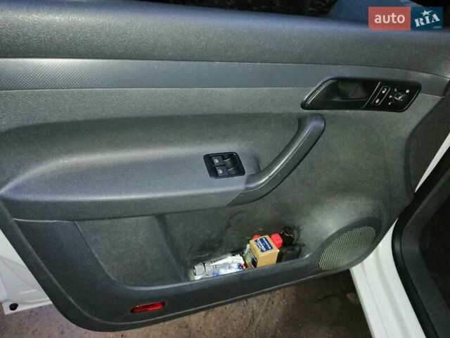 Білий Фольксваген Кадді, об'ємом двигуна 1.6 л та пробігом 323 тис. км за 8300 $, фото 20 на Automoto.ua