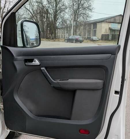 Белый Фольксваген Кадди, объемом двигателя 1.6 л и пробегом 350 тыс. км за 11200 $, фото 24 на Automoto.ua