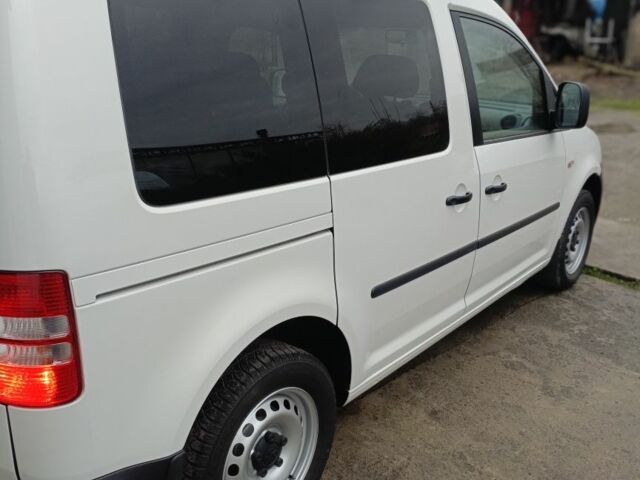 Белый Фольксваген Кадди, объемом двигателя 1.6 л и пробегом 265 тыс. км за 9500 $, фото 1 на Automoto.ua