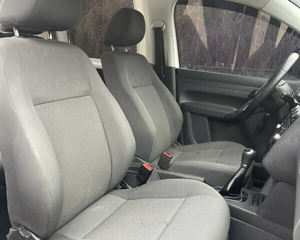 Белый Фольксваген Кадди, объемом двигателя 1.6 л и пробегом 328 тыс. км за 9950 $, фото 41 на Automoto.ua