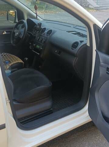 Белый Фольксваген Кадди, объемом двигателя 1.6 л и пробегом 266 тыс. км за 11500 $, фото 4 на Automoto.ua