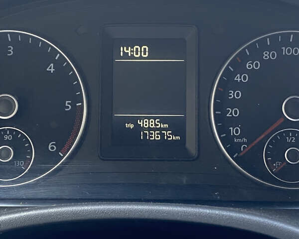 Белый Фольксваген Кадди, объемом двигателя 1.6 л и пробегом 173 тыс. км за 12000 $, фото 1 на Automoto.ua