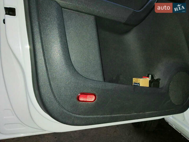 Белый Фольксваген Кадди, объемом двигателя 1.6 л и пробегом 323 тыс. км за 9700 $, фото 14 на Automoto.ua