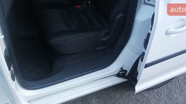 Белый Фольксваген Кадди, объемом двигателя 1.6 л и пробегом 266 тыс. км за 11500 $, фото 19 на Automoto.ua