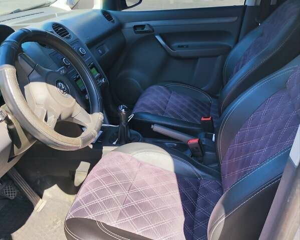 Белый Фольксваген Кадди, объемом двигателя 1.6 л и пробегом 240 тыс. км за 10200 $, фото 3 на Automoto.ua