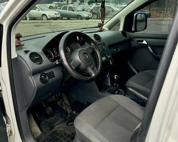 Белый Фольксваген Кадди, объемом двигателя 1.6 л и пробегом 290 тыс. км за 12000 $, фото 2 на Automoto.ua
