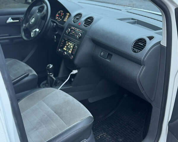 Белый Фольксваген Кадди, объемом двигателя 1.6 л и пробегом 418 тыс. км за 9900 $, фото 7 на Automoto.ua