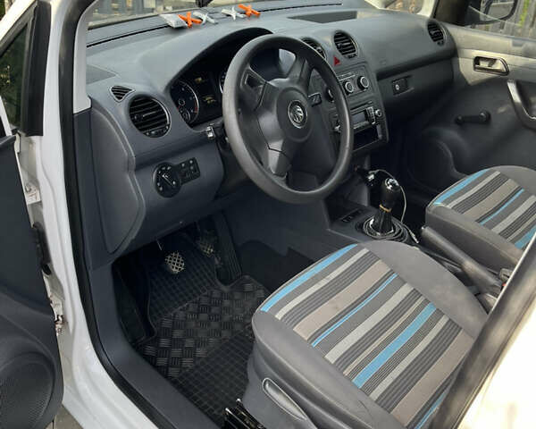 Фольксваген Кадди 2014 в Ужгороде на Automoto.ua Белый Фольксваген Кадди, объемом двигателя 1.6 л и пробегом 280 тыс. км за 10500 $, фото 12 на Automoto.ua