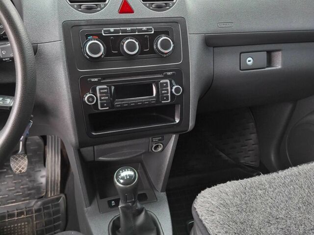 Белый Фольксваген Кадди, объемом двигателя 1.6 л и пробегом 315 тыс. км за 9200 $, фото 12 на Automoto.ua