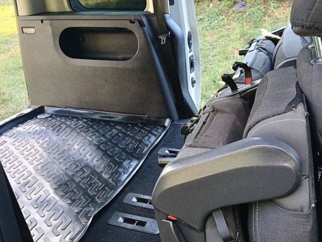 Білий Фольксваген Кадді, об'ємом двигуна 1.97 л та пробігом 236 тис. км за 11000 $, фото 8 на Automoto.ua