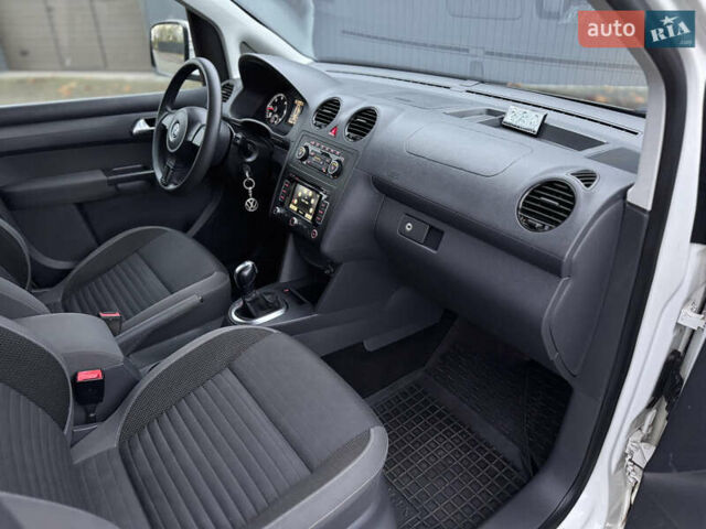 Белый Фольксваген Кадди, объемом двигателя 1.6 л и пробегом 227 тыс. км за 11500 $, фото 25 на Automoto.ua