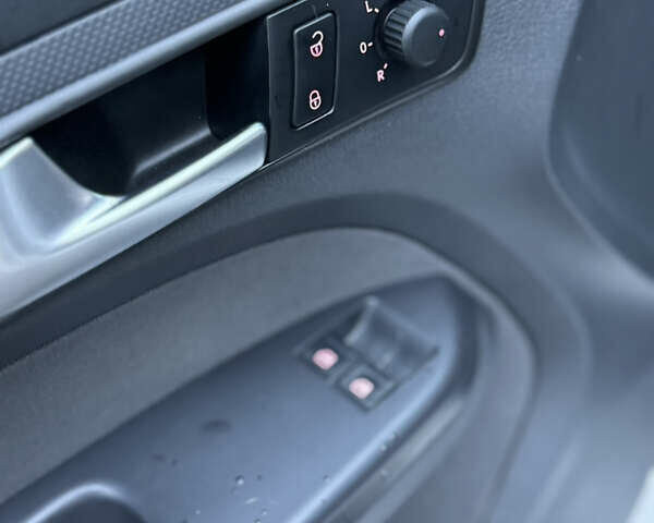 Белый Фольксваген Кадди, объемом двигателя 1.6 л и пробегом 418 тыс. км за 9900 $, фото 13 на Automoto.ua