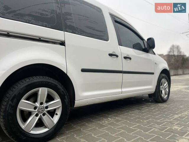 Белый Фольксваген Кадди, объемом двигателя 1.6 л и пробегом 328 тыс. км за 9950 $, фото 31 на Automoto.ua