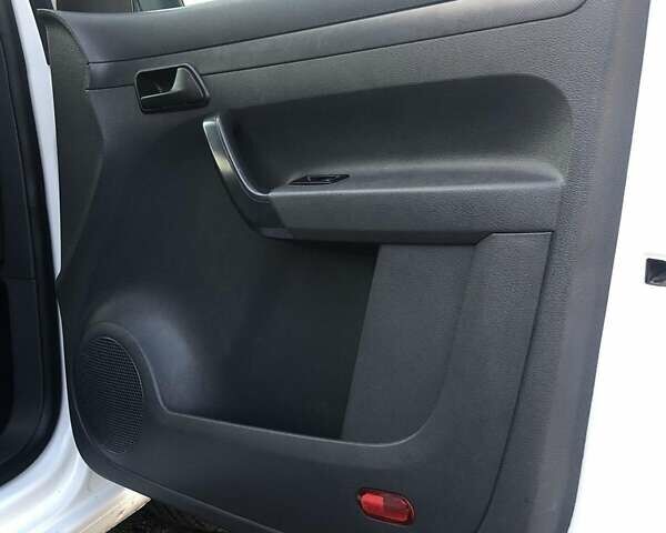 Белый Фольксваген Кадди, объемом двигателя 1.6 л и пробегом 220 тыс. км за 11600 $, фото 11 на Automoto.ua