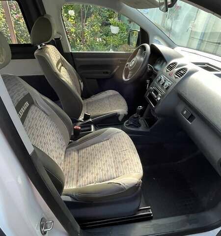 Білий Фольксваген Кадді, об'ємом двигуна 1.6 л та пробігом 180 тис. км за 10000 $, фото 3 на Automoto.ua