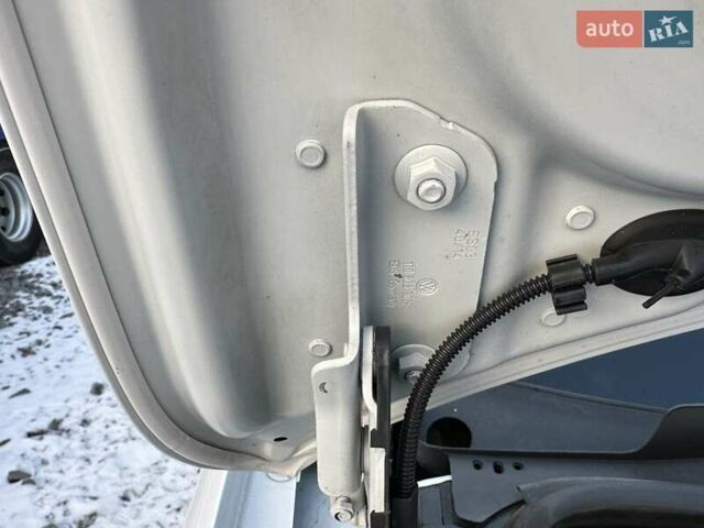 Белый Фольксваген Кадди, объемом двигателя 1.6 л и пробегом 272 тыс. км за 12200 $, фото 131 на Automoto.ua