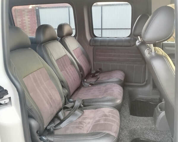 Белый Фольксваген Кадди, объемом двигателя 1.6 л и пробегом 193 тыс. км за 11800 $, фото 1 на Automoto.ua