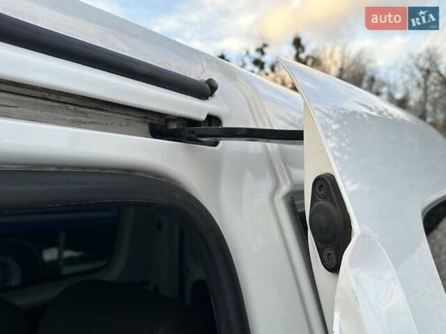 Белый Фольксваген Кадди, объемом двигателя 1.6 л и пробегом 272 тыс. км за 12200 $, фото 108 на Automoto.ua