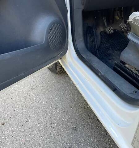 Білий Фольксваген Кадді, об'ємом двигуна 1.6 л та пробігом 180 тис. км за 10000 $, фото 2 на Automoto.ua