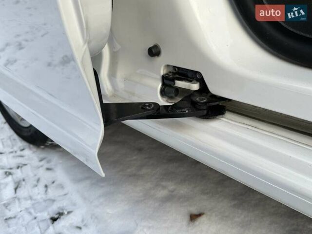 Белый Фольксваген Кадди, объемом двигателя 1.6 л и пробегом 272 тыс. км за 12200 $, фото 104 на Automoto.ua