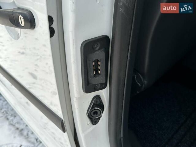 Белый Фольксваген Кадди, объемом двигателя 1.6 л и пробегом 272 тыс. км за 12200 $, фото 91 на Automoto.ua