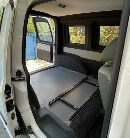 Білий Фольксваген Кадді, об'ємом двигуна 1.6 л та пробігом 180 тис. км за 10000 $, фото 6 на Automoto.ua