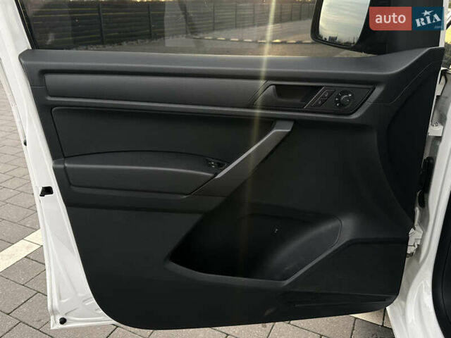 Белый Фольксваген Кадди, объемом двигателя 2 л и пробегом 260 тыс. км за 11500 $, фото 33 на Automoto.ua