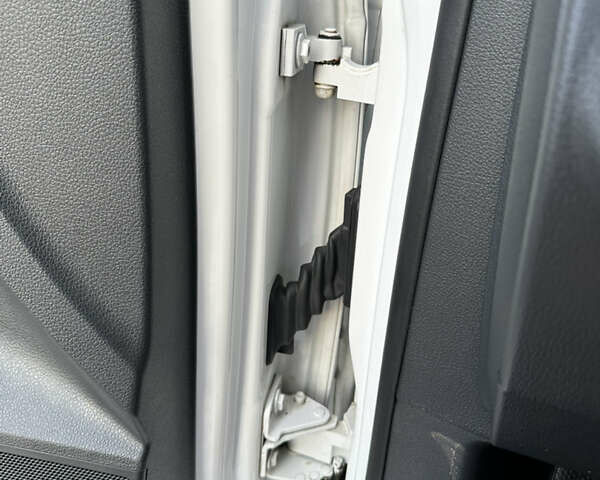 Белый Фольксваген Кадди, объемом двигателя 2 л и пробегом 245 тыс. км за 12800 $, фото 18 на Automoto.ua