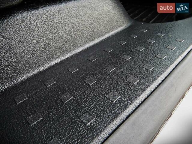 Белый Фольксваген Кадди, объемом двигателя 2 л и пробегом 173 тыс. км за 13500 $, фото 16 на Automoto.ua