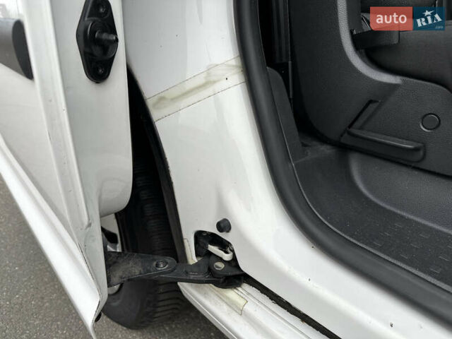 Белый Фольксваген Кадди, объемом двигателя 2 л и пробегом 245 тыс. км за 12800 $, фото 14 на Automoto.ua