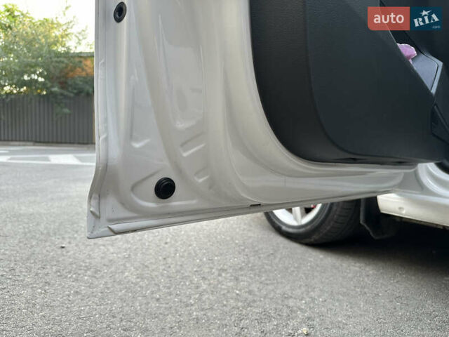 Белый Фольксваген Кадди, объемом двигателя 2 л и пробегом 245 тыс. км за 12800 $, фото 19 на Automoto.ua