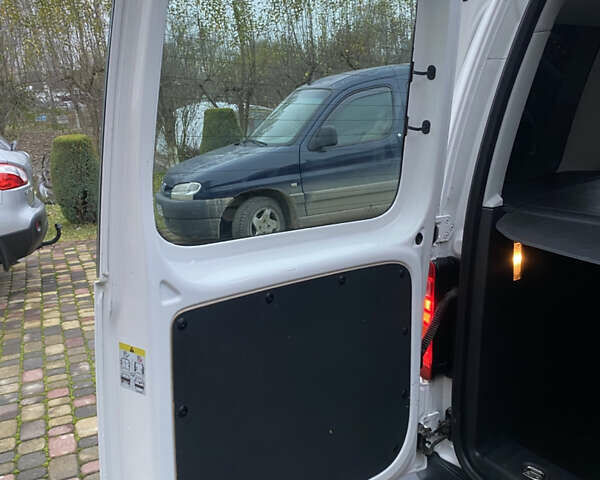 Белый Фольксваген Кадди, объемом двигателя 2 л и пробегом 260 тыс. км за 13900 $, фото 31 на Automoto.ua