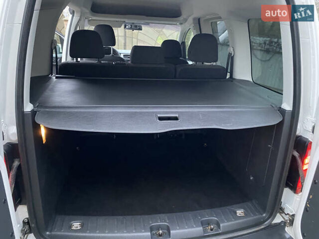 Белый Фольксваген Кадди, объемом двигателя 2 л и пробегом 260 тыс. км за 13900 $, фото 33 на Automoto.ua