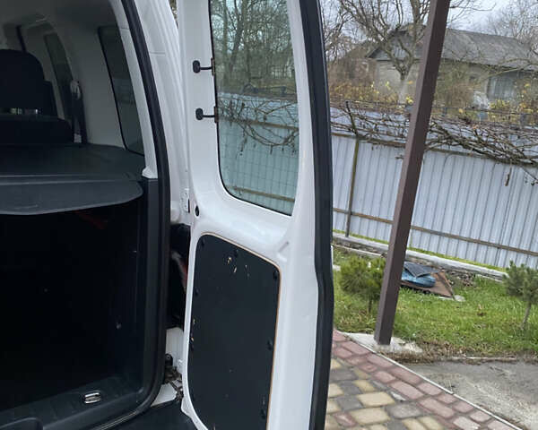 Белый Фольксваген Кадди, объемом двигателя 2 л и пробегом 260 тыс. км за 13900 $, фото 32 на Automoto.ua