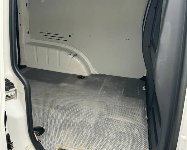 Белый Фольксваген Кадди, объемом двигателя 1.97 л и пробегом 211 тыс. км за 13799 $, фото 9 на Automoto.ua