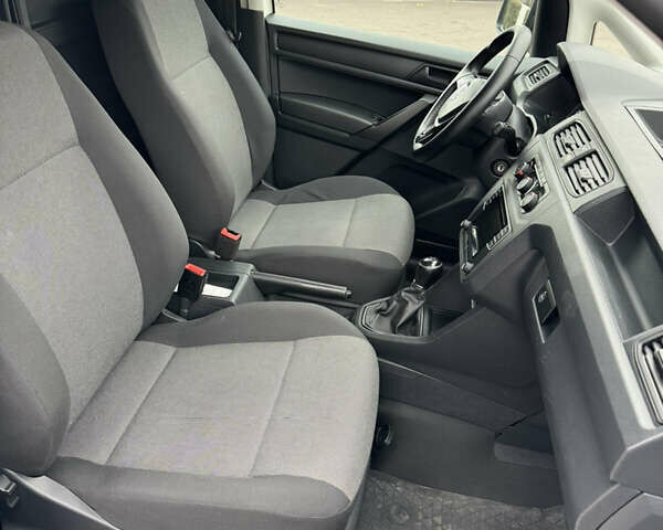 Белый Фольксваген Кадди, объемом двигателя 1.97 л и пробегом 211 тыс. км за 13799 $, фото 3 на Automoto.ua