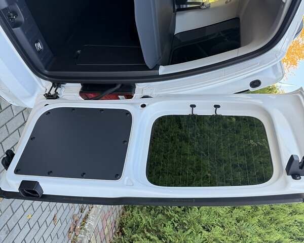 Белый Фольксваген Кадди, объемом двигателя 1.97 л и пробегом 149 тыс. км за 20300 $, фото 48 на Automoto.ua