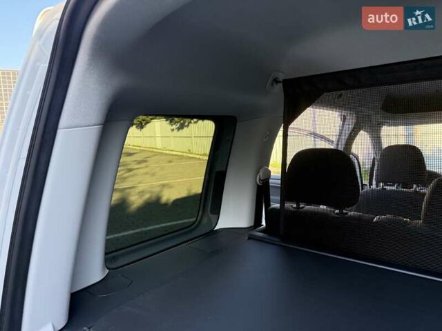 Белый Фольксваген Кадди, объемом двигателя 1.97 л и пробегом 149 тыс. км за 20300 $, фото 52 на Automoto.ua