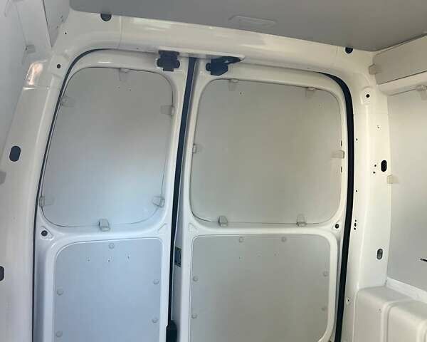 Белый Фольксваген Кадди, объемом двигателя 1.97 л и пробегом 185 тыс. км за 18700 $, фото 57 на Automoto.ua