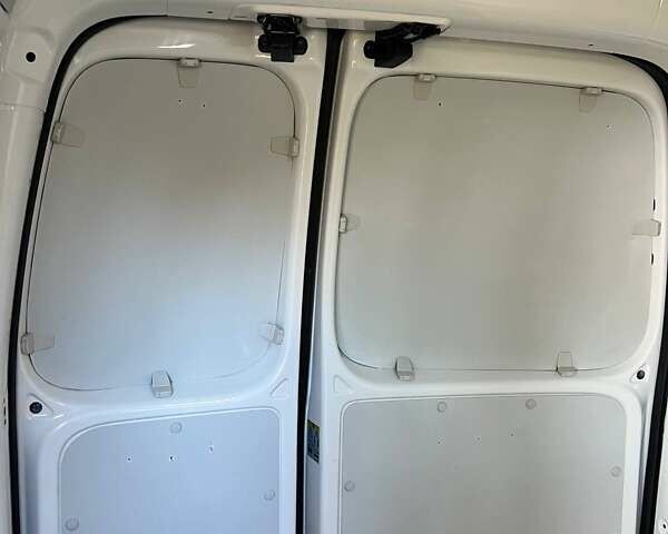 Белый Фольксваген Кадди, объемом двигателя 1.97 л и пробегом 185 тыс. км за 18700 $, фото 64 на Automoto.ua