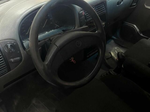 Белый Фольксваген Кадди, объемом двигателя 1.4 л и пробегом 300 тыс. км за 1200 $, фото 2 на Automoto.ua