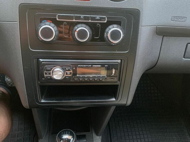 Білий Фольксваген Кадді, об'ємом двигуна 1.2 л та пробігом 230 тис. км за 5600 $, фото 5 на Automoto.ua