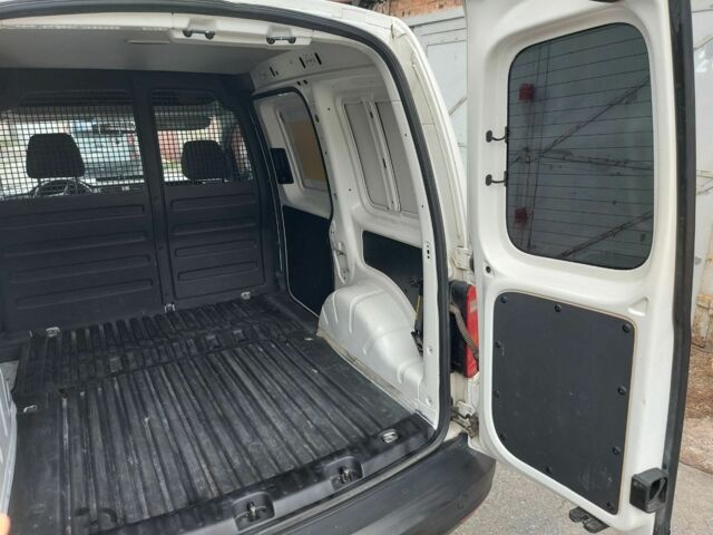 Белый Фольксваген Кадди, объемом двигателя 2 л и пробегом 190 тыс. км за 11100 $, фото 5 на Automoto.ua